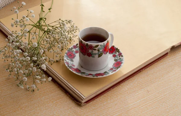 Cup Coffee Top Clear Wooden Table White Flowers — Stock Photo, Image