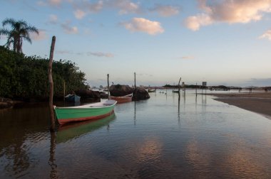 Guarda do Embau, Santa Catarina 'daki nehirde tekneler