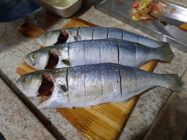 Tainha Crudo Prepara Sobre Mesa —  Fotos de Stock