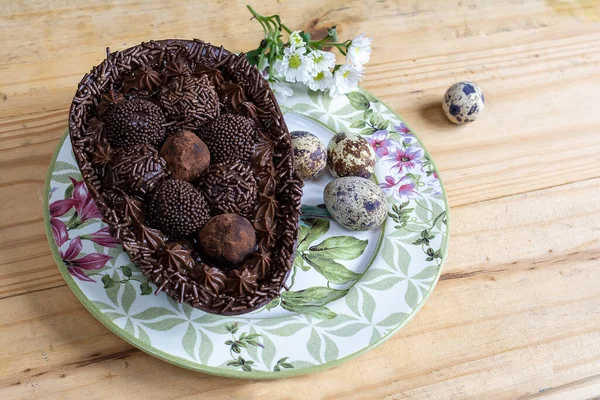 Tahta masadaki güzel bir tabağın üstünde Paskalya yumurtası.