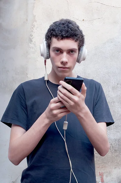 Hombre Con Auriculares Con Fondo Neutro —  Fotos de Stock