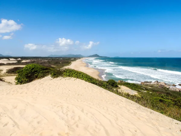 Piaszczysta Plaża Błękitne Niebo Gamboa Santa Catarina — Zdjęcie stockowe