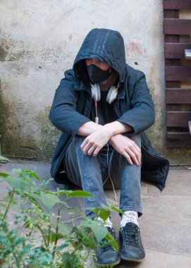 Tarafsız geçmişi olan kulaklıklı bir adam.