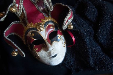 Siyah arkaplanda karnaval maskesi 