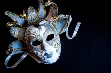 Siyah arkaplanda karnaval maskesi 
