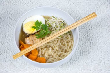 Hafif arka planda geleneksel Japon eriştesi