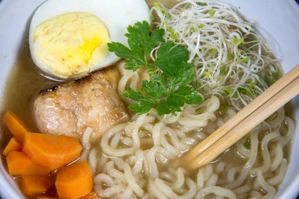 Hafif arka planda geleneksel Japon eriştesi