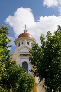 Santuario de N. Sra. Farroupilha, Brezilya 'da mavi gökyüzü ve bulutlu de Caravaggio 