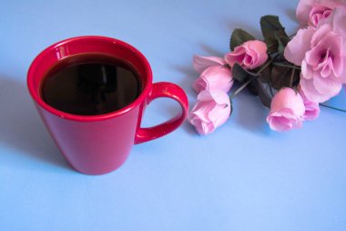 Mavi arka planda bir fincan kahve.