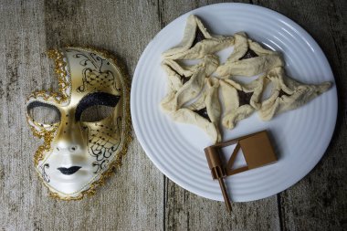 Purim Partisi unsurları ile maskeli ve gofretli arkaplan