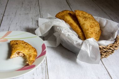 Tahta bir masanın üstünde hamur işi.