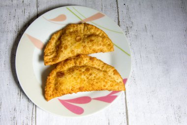 Tahta bir masanın üstünde hamur işi.