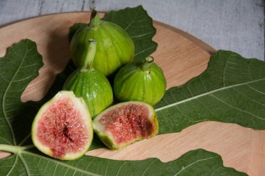 Tahta bir masanın üstünde incirler