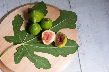 Tahta bir masanın üstünde incirler