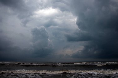Arroio do sal, Brezilya 'da denizin üzerinde fırtına bulutları