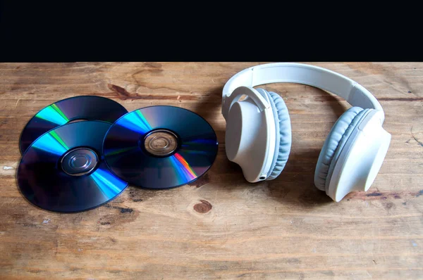 Ακουστικά Και Dvd Ξύλινο Φόντο — Φωτογραφία Αρχείου