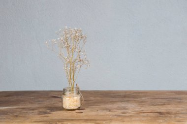 Gri arkaplan çiçekli vazo hayatı