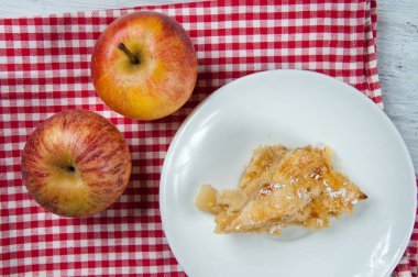  Beyaz tabakta elmalı turta.