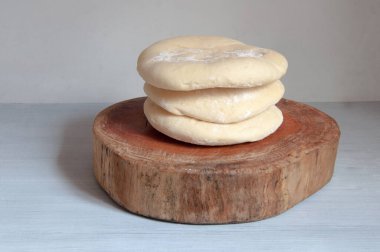 Tahta bir masada Suriye ekmeği