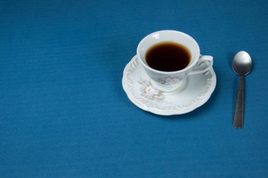 Mavi arka planda kahve fincanı.