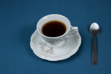 Mavi arka planda kahve fincanı.