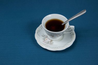 Mavi arka planda kahve fincanı.