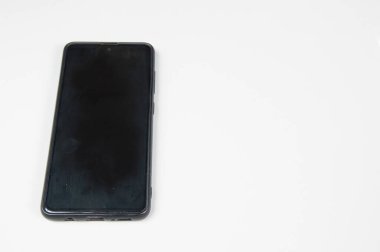 Beyaz arkaplanı olan siyah cep telefonu