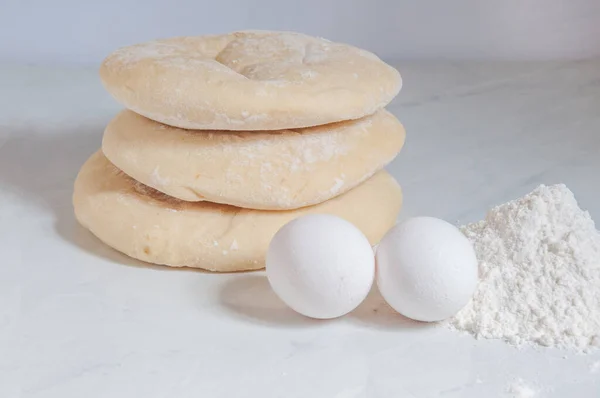 Συριακό Ψωμί Στο Τραπέζι Αυγά Και Αλεύρι Γύρω — Φωτογραφία Αρχείου