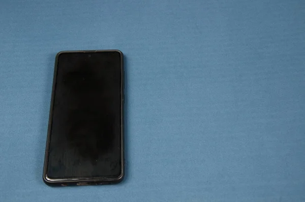 Черный Мобильный Телефон Синим Фоном — стоковое фото