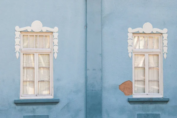 Två Vackra Antika Fönster Blå Bakgrund — Stockfoto