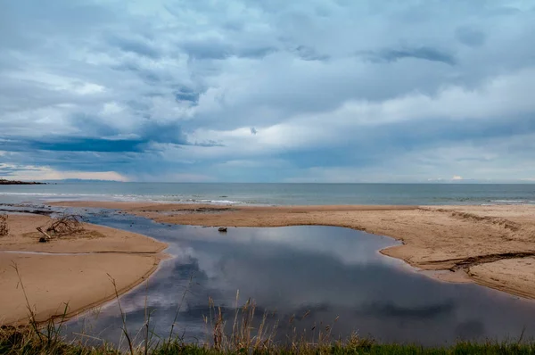 川は砂の中を流れウルグアイの海に流れ込み — ストック写真