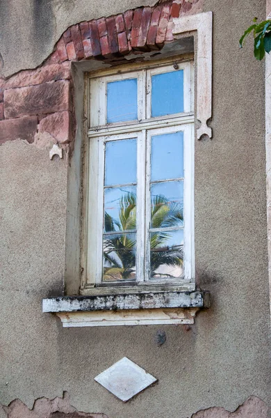 Gammalt Fönster Med Ett Glas Vatten — Stockfoto