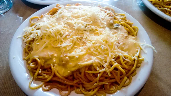 溶かしたチーズをトッピングしたおいしいスパゲティ — ストック写真