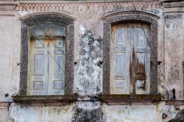 Şehirdeki eski ev penceresi