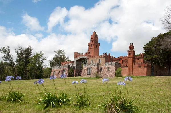 Castillo Pittamiglio 'nun öngörüsü mavi gökyüzü ve Uruguay' daki bulutlar