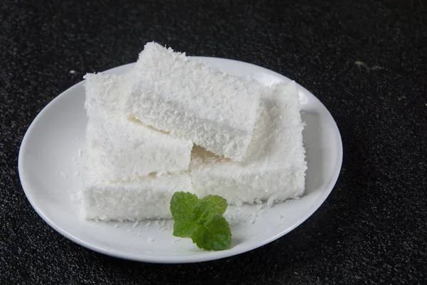 Maria Mole Brezilya 'daki masada beyaz bir tabağın içinde. 