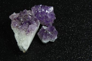 Siyah arkaplanı olan Ametist kristalleri