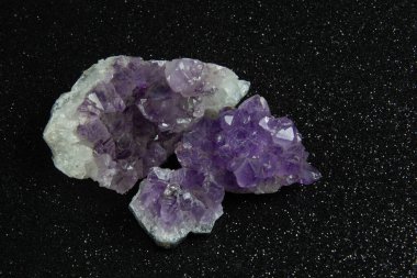 Siyah arkaplanı olan Ametist kristalleri