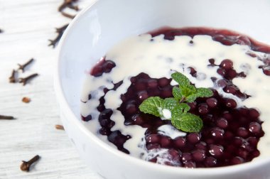 Masada lezzetli bir sagu tabağı var.
