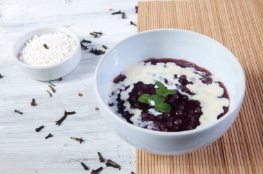 Masada lezzetli bir sagu tabağı var.