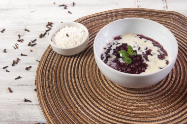 Masada lezzetli bir sagu tabağı var.