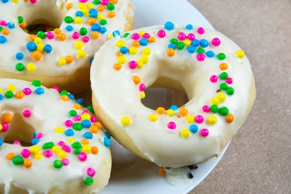 Donut Com Polvilhas Placa — Fotografia de Stock