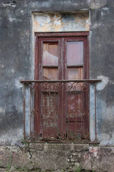 Uruguay 'da harap olmuş bir evin güzel antik kapısı.