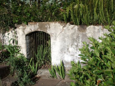 Bahçedeki taş kemer