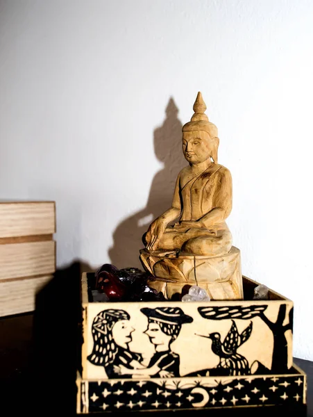 Beyaz arkaplanı olan bir Buda 'nın ahşap görüntüsü