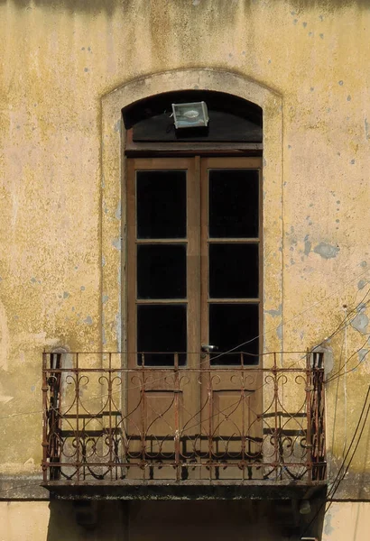 前に小さなバルコニー付きの古いドア — ストック写真