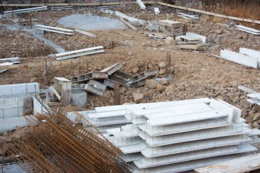 Evin inşası için beton bloklar yığını.