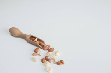 Beyaz arkaplanda yer fıstığı