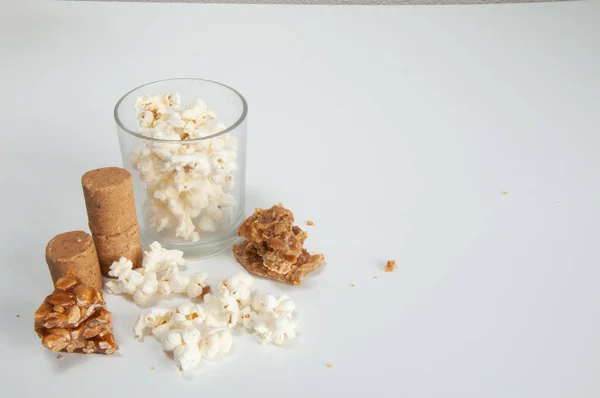 Pacoca Moleque Popcorn Arašídy Bílém Pozadí — Stock fotografie