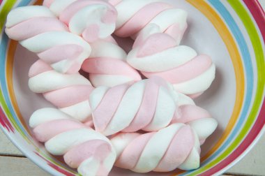 Beyaz kasede tatlı pembe şekerlemeler 